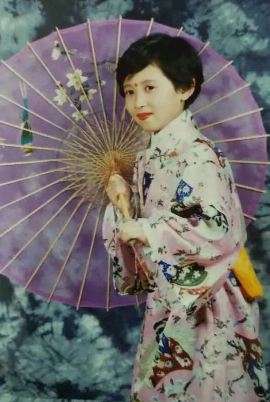 左图:涛姐童年照